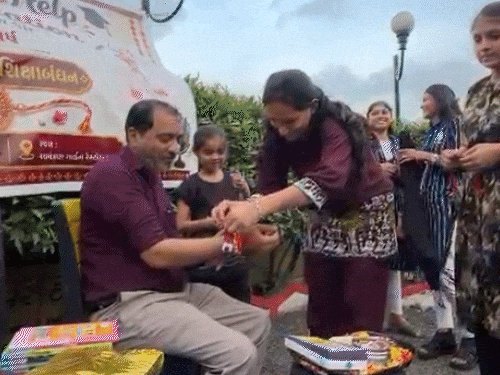 સુરતના શિક્ષકે 3000 દીકરીઓને ભણાવી ડૉક્ટર-શિક્ષક બનાવી; 321એ સાથે બાંધી રાખડી