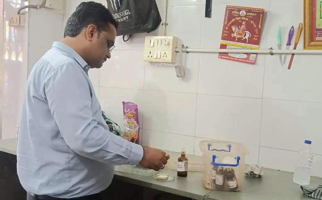 અમદાવાદ: તહેવાર પહેલાં મીઠાઈની દુકાનોમાં રેપિડ કીટ તપાસ, ભેળસેળ તરત પકડાશે